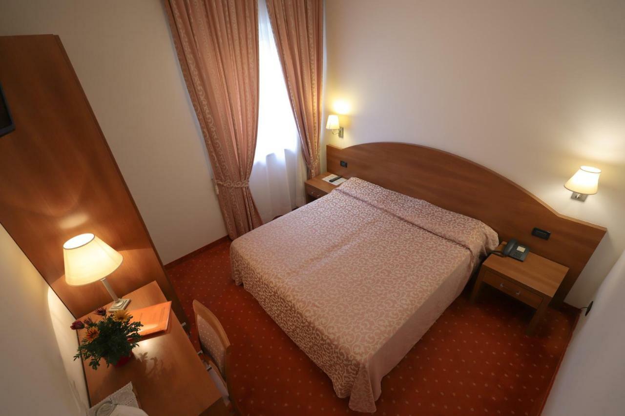 Hotel Da Roberto لاتيزي المظهر الخارجي الصورة