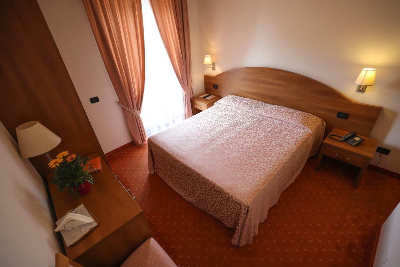 Hotel Da Roberto لاتيزي المظهر الخارجي الصورة