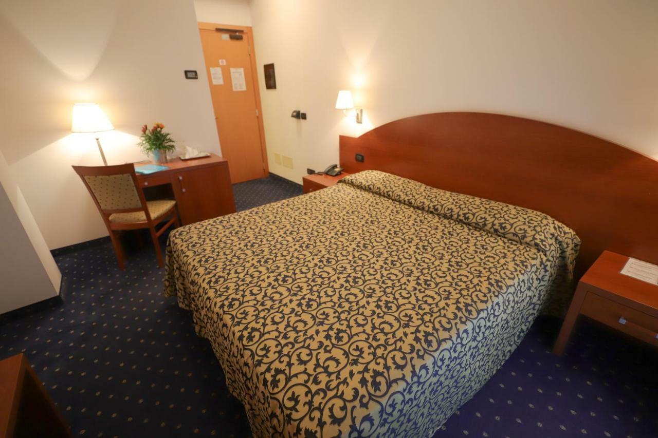 Hotel Da Roberto لاتيزي المظهر الخارجي الصورة