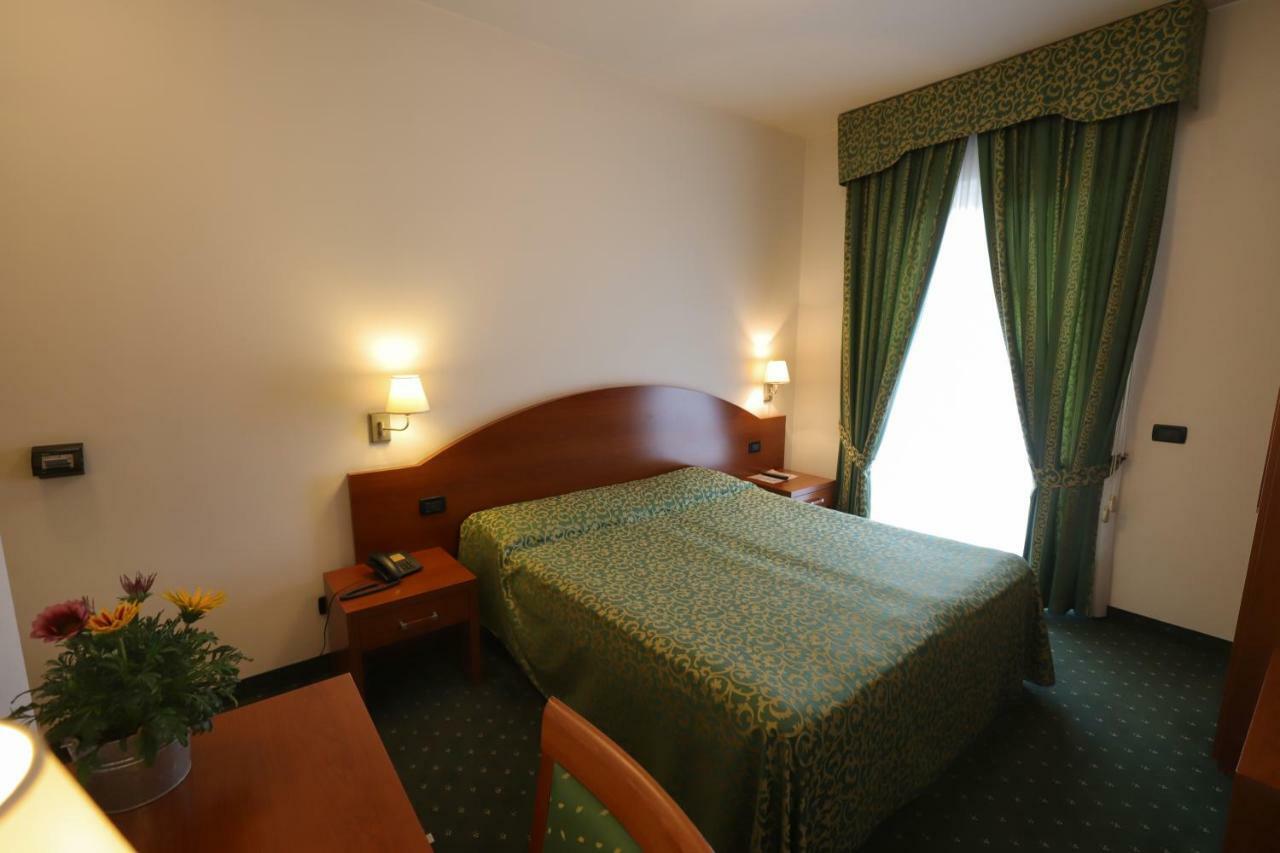 Hotel Da Roberto لاتيزي المظهر الخارجي الصورة