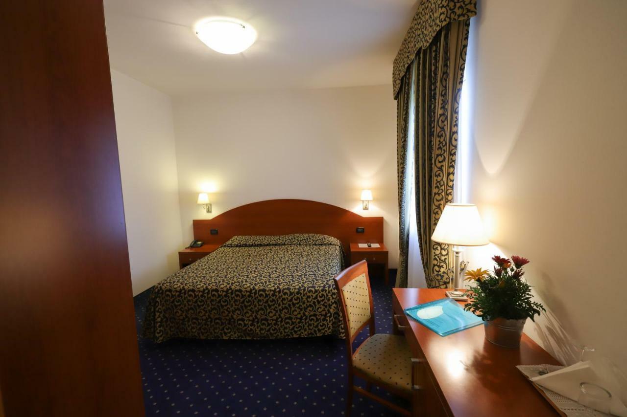 Hotel Da Roberto لاتيزي المظهر الخارجي الصورة