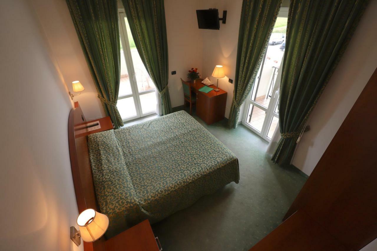 Hotel Da Roberto لاتيزي المظهر الخارجي الصورة