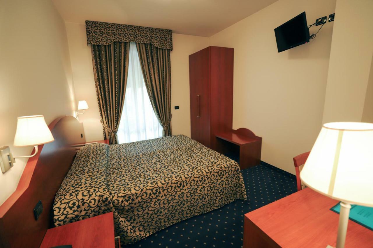 Hotel Da Roberto لاتيزي المظهر الخارجي الصورة